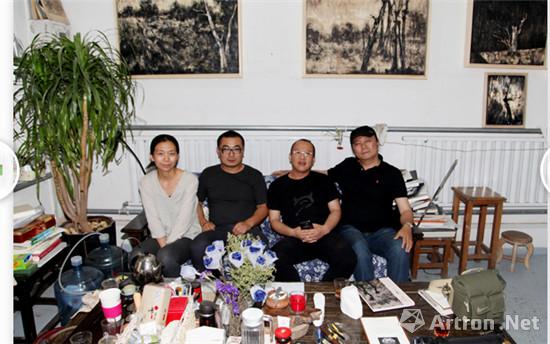 左二為藝術家邱飛，左三為本文作者顧群業